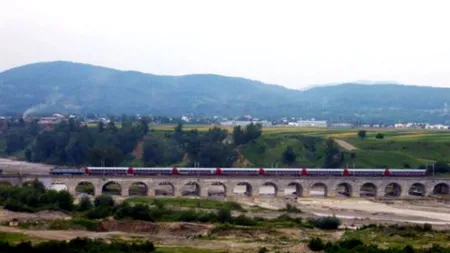 Structura de rezistenţă a podului feroviar de la Bobolia, din judeţul Prahova, grav afectată de viituri