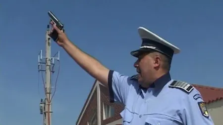 Băiat de 16 ani aflat la volanul unei maşini furate, oprit cu focuri de armă de poliţişti după o urmărire de câţiva kilometri