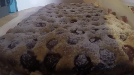 Prăjitura cu iaurt şi vişine, un desert răcoritor de sezon