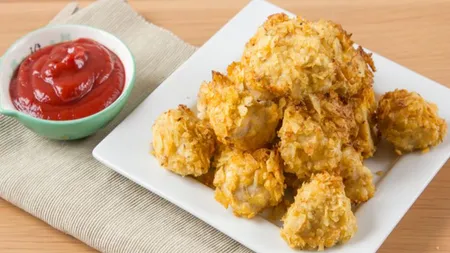 Nuggets de pui crocante cu sos de iaurt şi usturoi