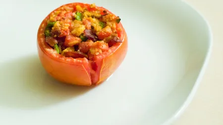 REŢETĂ DE WEEKEND: Roşii umplute cu carne