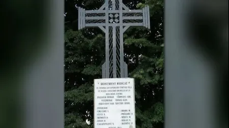 Monument ridicat în cinstea asfaltării în Dolj. Doar că asfaltul nu a ajuns la el