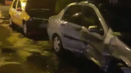 Accident în Capitală cu trei maşini implicate. O adolescentă, clientă într-un taxi, a fost transportată la spital