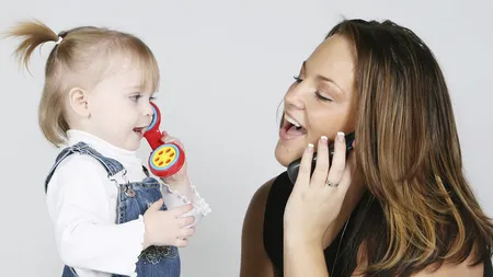 Cum să stimulezi vorbirea la copii: Trucuri de încercat