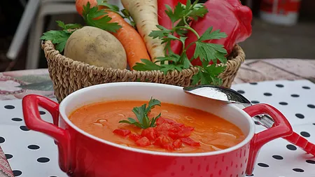 REŢETA ZILEI: Supă cremă de legume cu crutoane
