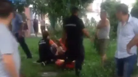 Adolescentă lovită cu toporul de un vecin pe motiv că făcea gălăgie în faţa blocului. Bărbatul a fost reţinut