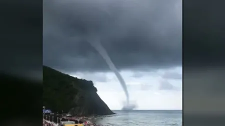 Tornadă în Marea Neagră. Turiştii au fost îngroziţi VIDEO