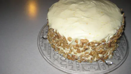 Tort cu nuci şi cremă de vişine