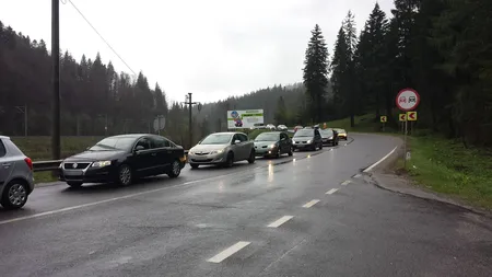Aglomeraţie pe Valea Prahovei din cauza numărului mare de turişti care se întorc spre Capitală şi a ploii torenţiale