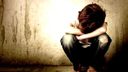 Adolescent de 17 ani, reţinut după ce ar fi violat un copil de 6 ani. Cei doi erau vecini