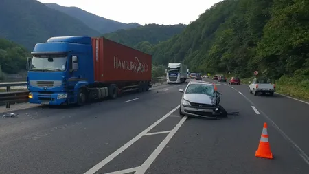 Accident cu un microbuz de călători pe Valea Oltului. Două persoane sunt rănite