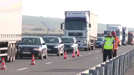 Panică pe autostrada A1. O maşină a luat foc