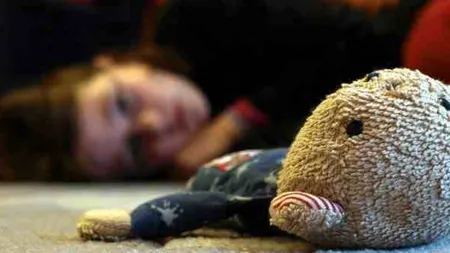 Copil de 8 ani, ţinut 20 de ore în genunchi, ameninţat cu un cuţit, legat la gură şi abuzat sexual de propria mătuşă