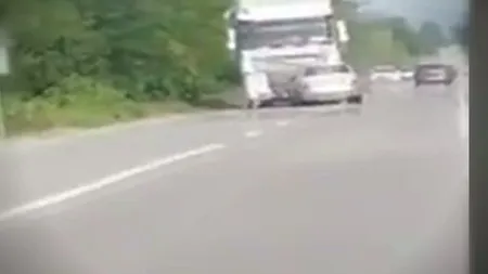 Accident şocant în Argeş. O femeie a murit, iar un bărbat este grav rănit după ce s-au lovit cu maşina de un TIR