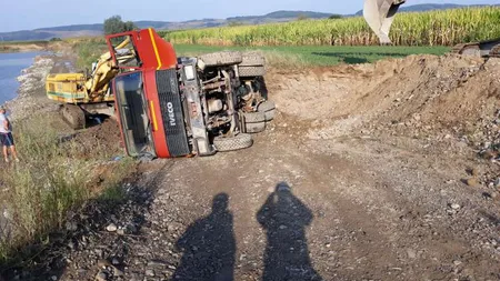 Bistriţa-Năsăud. Bărbat decedat după ce a fost prins sub o autobasculantă încărcată cu pietriş