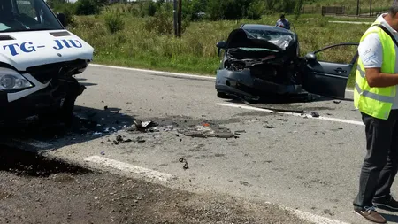 Accident grav în Gorj între un microbuz şi o maşină după ce un şofer a făcut infarct. A fost activat PLAN ROŞU de intervenţie