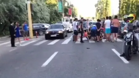 Doi adolescenţi au fost loviţi de o maşină pe o trecere de pietoni din Mamaia. UPDATE: Şoferul FUGAR a fost identificat
