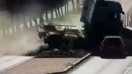 Accident cumplit în Suceava. Patru persoane, printre care şi un copil, au fost rănite după ce un TIR a intrat în patru maşini