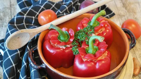 Ardei umpluţi cu legume şi carne de curcan