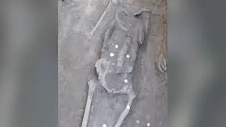 IAŞI. Au săpat în curtea unei mănăstiri şi au găsit o adevărată comoară. Cât aur s-a descoperit VIDEO