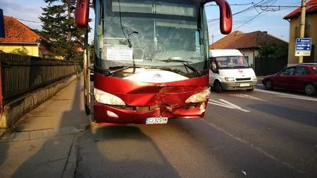 Accident la Cluj, lângă aeroport. Un autocar cu 26 de persoane a lovit un autoturism