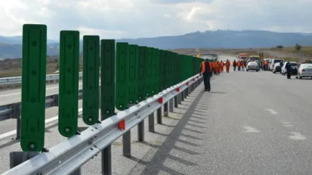 O platformă s-a răsturnat pe Autostrada Sibiu - Orăştie, în judeţul Alba. Traficul este blocat