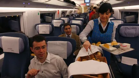 Secrete din avion pe care nu le ştiai. Piloţii dorm în timpul zborului şi nu au acelaşi fel de mâncare cu adjuncţii
