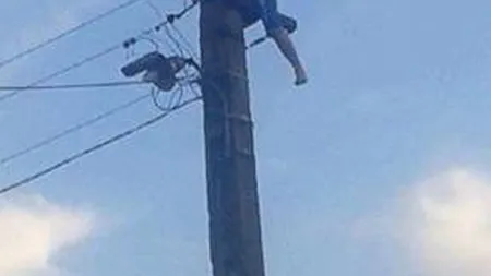 Un bărbat s-a urcat pe un stâlp din Capitală, de unde ameninţa că se aruncă UPDATE