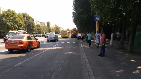 Un cărucior în care se afla un bebeluş a fost lovit de TIR pe o trecere de pietoni în Constanţa