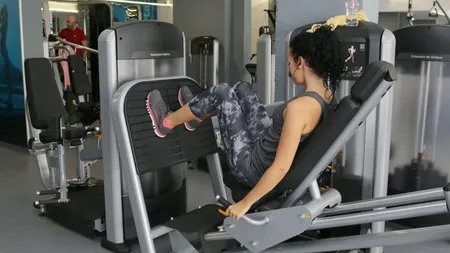 5 exerciţii pentru abdomen. Te scapă de colăcei!