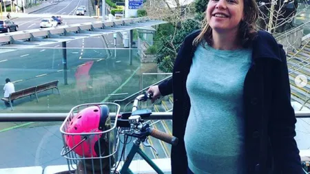 Ministrul pentru Drepturile Femeilor din Noua Zeelandă a mers cu bicicleta la spital pentru a naşte