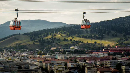 Amendă de 20.000 de lei pentru firma care administrează telegondola din Piatra Neamţ, unde au rămas blocaţi 16 turişti