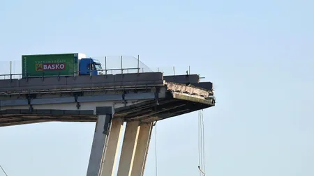 Un şofer s-a oprit la câţiva metri de moarte, pe podul prăbuşit din Italia. 