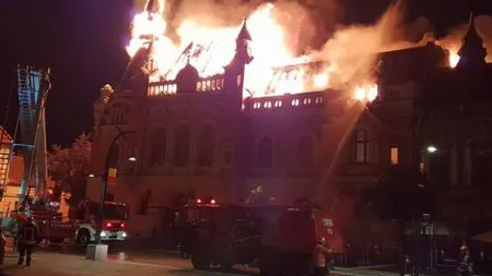 Dezastru: sediul Episcopiei Greco-Catolice, cuprins de un incendiu de proporţii catastrofale. Unul dintre turnuri s-a prăbuşit! VIDEO