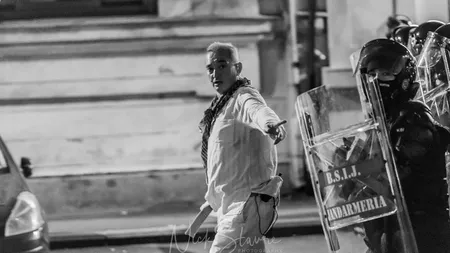 A apărut prima imagine cu bărbatul în alb care ar fi coordonat intervenţia jandarmilor în Piaţa Victoriei