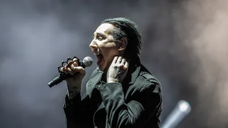 Marilyn Manson s-a prăbuşit pe scenă în timpul unui concert VIDEO