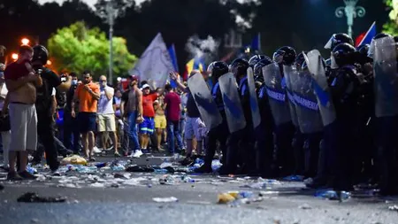 Jandarmeria: 70 de persoane au ajuns la spital, după violenţele din Piaţa Victoriei. Care este starea răniţilor