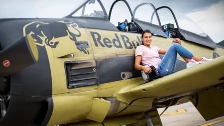 Cristina Neagu, copilot pe o aeronavă din Al Doilea Război Mondial. Imagini cu campioana la înălţime VIDEO