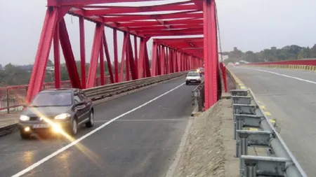 Podul metalic de la Mărăcineni, închis din aprilie pentru reparaţii, ar putea fi redeschis mai devreme