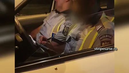 Imagini revoltătoare cu un poliţist. A fost surprins în timp ce dormea în maşina de serviciu