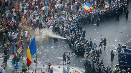 80 de protestatari îngrijoraţi de efectele gazelor lacrimogene s-au prezentat la spital după incidentele violente din Piaţa Victoriei