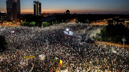 Mii de oameni au protestat pentru a treia zi consecutiv în Piaţa Victoriei din Capitală, cerând demisia Guvernului