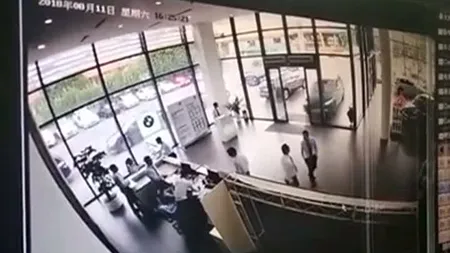 O şoferiţă a făcut accident cu o maşină pe care voia să o cumpere. Femeia a distrus un showroom