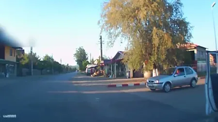 Clipe de groază pentru un şofer din Dâmboviţa. A fost la un pas de accident după ce a fost şicanat în trafic de un fost poliţist VIDEO