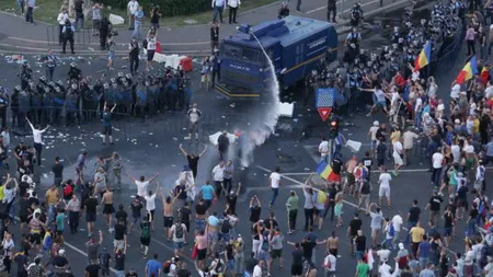 Corupţia Ucide: Unitatea Specială pentru Decontaminare-Cercetare a prelevat probe de pe asfaltul din Piaţa Victoriei