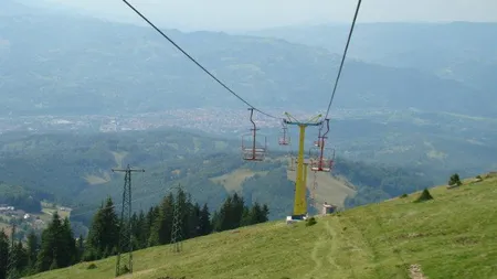 Anchetă după ce un camion cu lemne a lovit telescaunul din Parâng. Turist: 