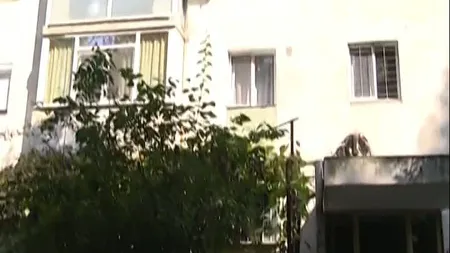 Scene cutremurătoare într-un apartament din Capitală. Două persoane au fost înjunghiate, iar atacatorul s-ar fi automutilat