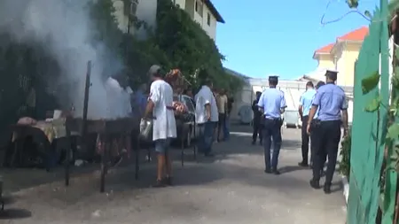 REVOLTĂTOR: Petrecere ţigănească cu mici în curtea şcolii VIDEO