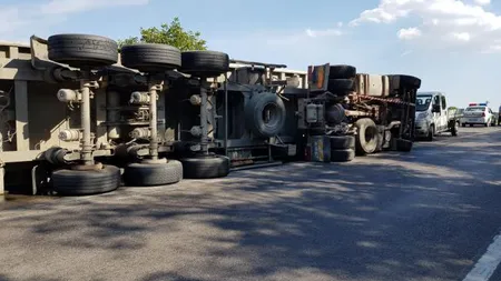 Un TIR încărcat cu frigidere s-a răsturnat, după ce şoferul a fost înţepat de o albină