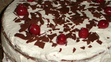 Tort de ciocolată cu vişine